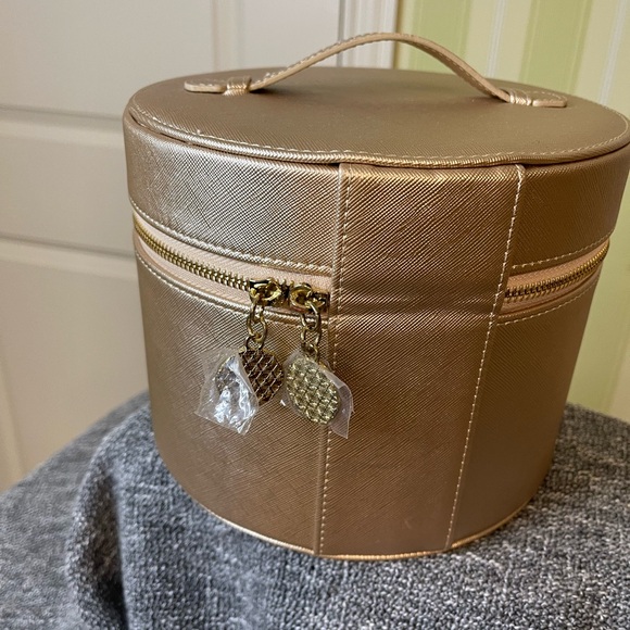 Bobbi Brown Make Up Case
Gold - Picture 3 of 4